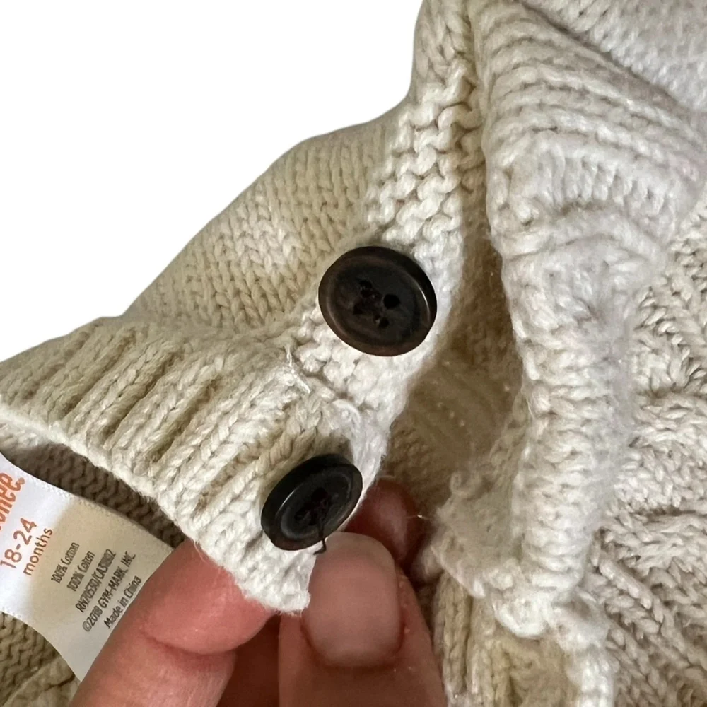 2 cable-knit sweaters 12months (blue) & 18 months (white) Gap & Gymboree